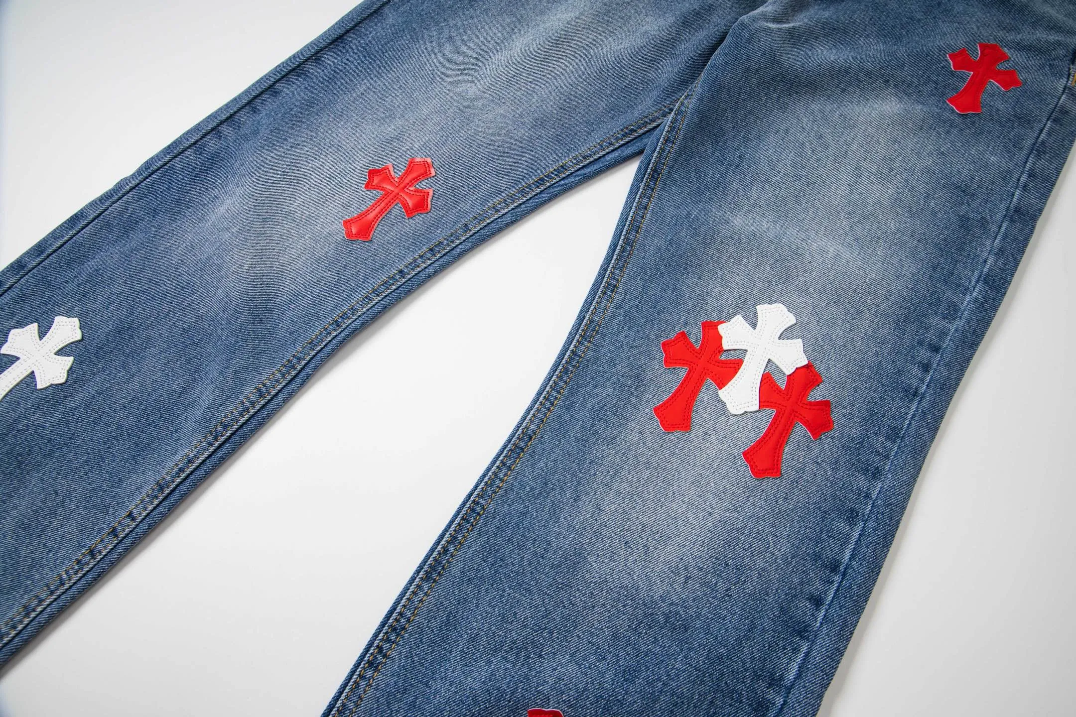 P260 Chrome Hearts Light Blue Pants Sanskrit Red and White Leather Jeans CH jeans need to be washed and then dismantled and hand-stitched with sheepskin cross leather and then spliced ​​together. The whole piece has too many craftsmanship to explain. The patchwork cross pattern is embellished, and the high-waisted washed jeans! ! Absolutely high-end luxury products, god-level single products and super popular products, made with top heavy industry, a must-see magic weapon. Customized hardware. The fabric is thick and soft after washing. It has good breathability. Customized small leather label. Unique design. The details are simple and elegant, and the workmanship is exquisite. The entire trousers are neatly routed and the details are in place! It’s so cool that both men and women can easily control the genderless trend! Style number: 1802# Color: blue Size: 28 30 32 34
